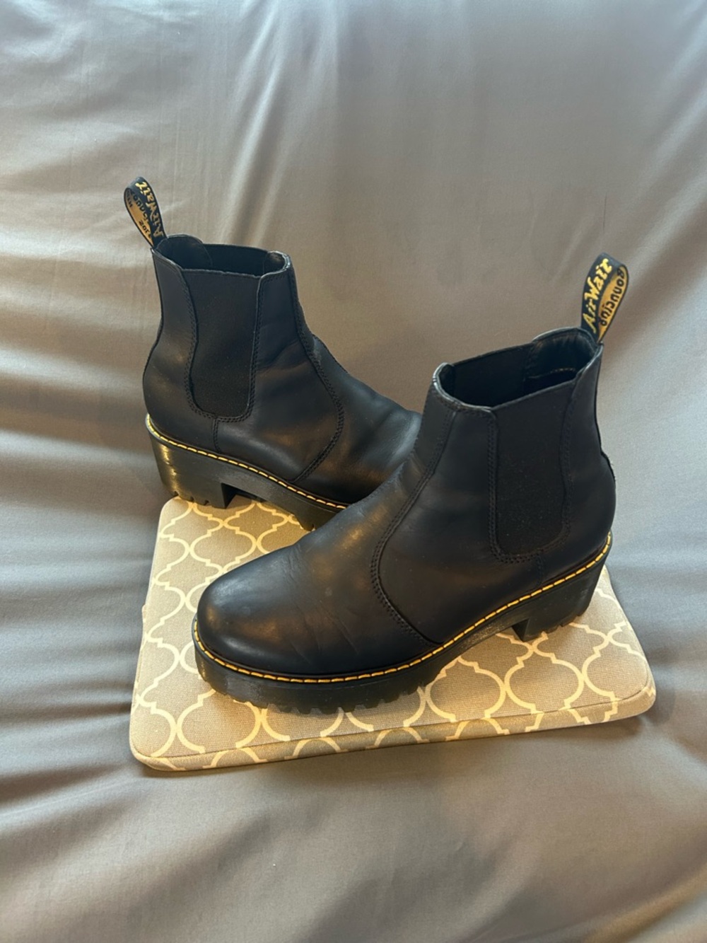 Classic Dr. Martens Black Leather Chelsea Boots W Heel - Picture 7 of 11